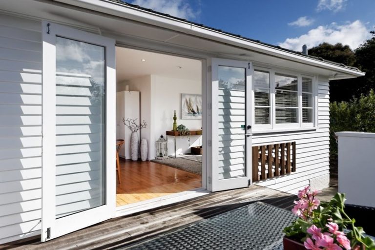 Photo of property in 1 Trojan Crescent, New Lynn, Auckland, 0600