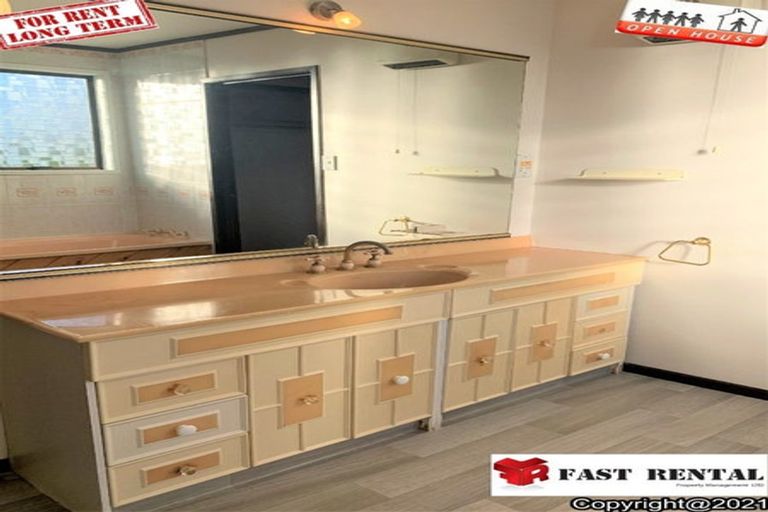 Photo of property in 18 Sumich Place, West Harbour, Auckland, 0618