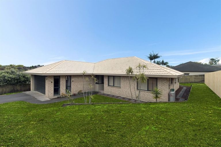 Photo of property in 17 Semillon Avenue, Henderson, Auckland, 0612