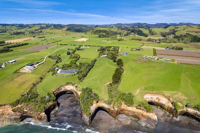 Photo of property in 43 Carrs Road, Urenui, 4377