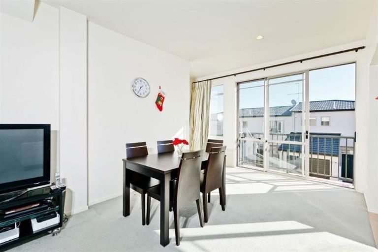 Photo of property in 1/34 Fields Parade, Oteha, Auckland, 0632