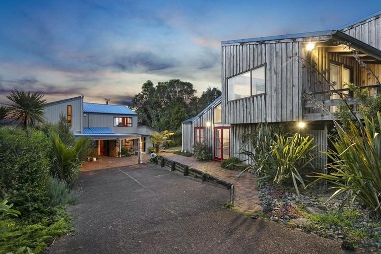 Photo of property in 807 West Coast Road, Oratia, Auckland, 0604