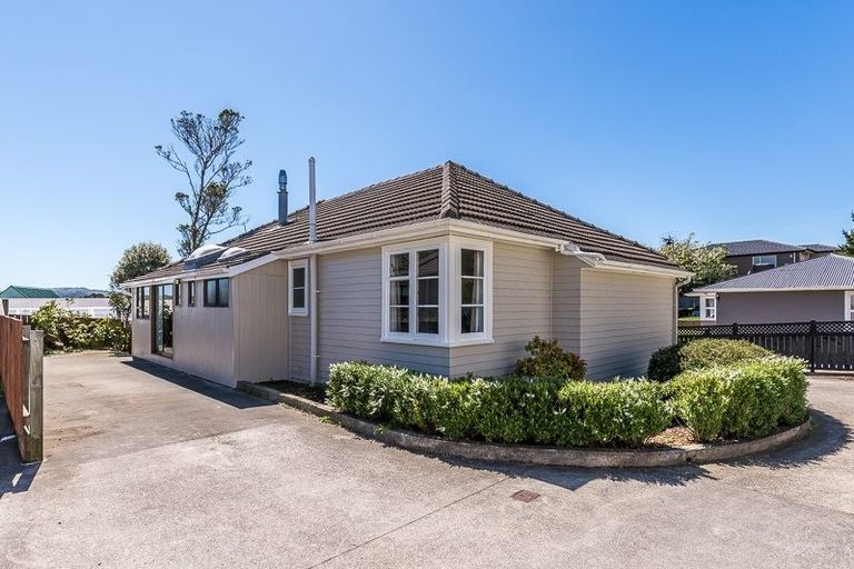 Photo of property in 36 Horokiwi Road West, Newlands, Wellington, 6037
