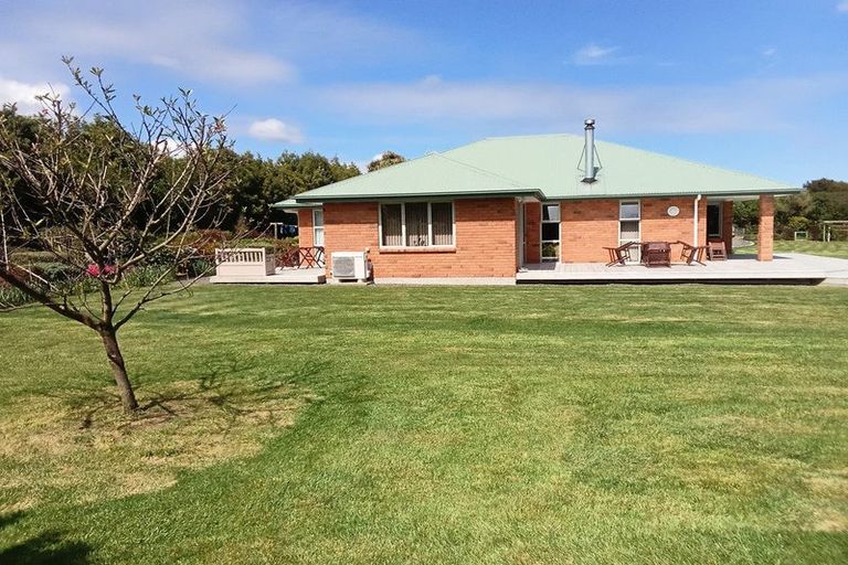 Photo of property in 33 Ketemaringi Way, Manakau, Levin, 5573