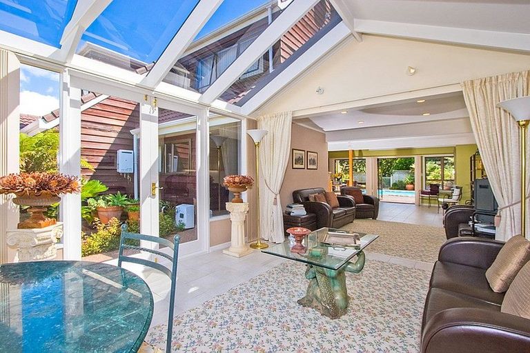 Photo of property in 28 Puawai Place, Northcote, Auckland, 0627