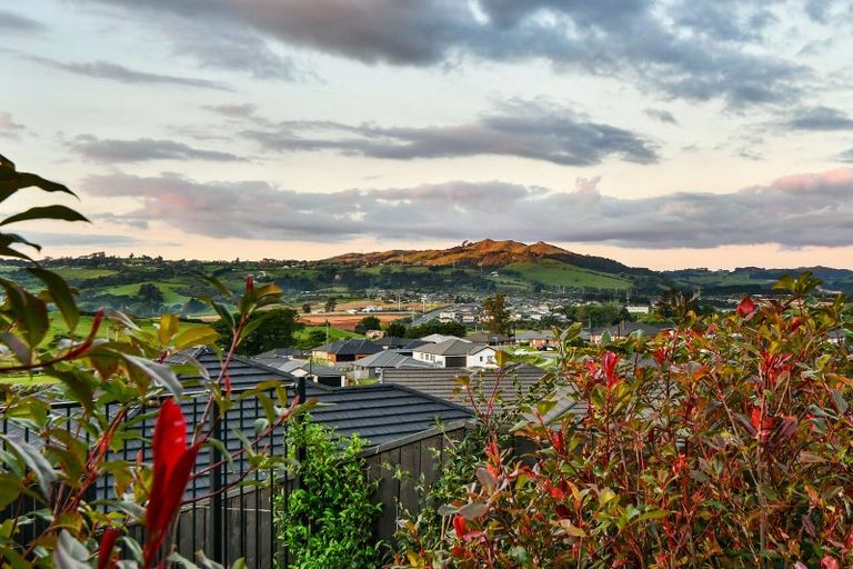 Photo of property in 16 James Elliot Way, Pokeno, 2402