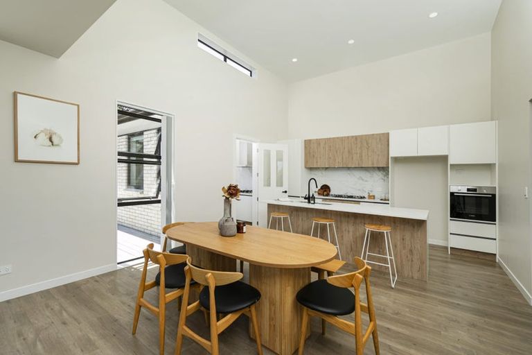 Photo of property in 1 Mcindoe Road, Kumeu, 0810