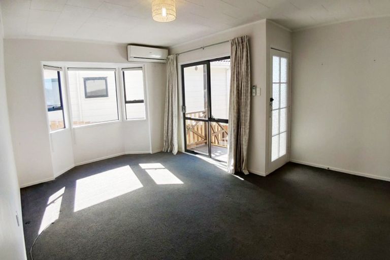Photo of property in 2/1 Landsdale Place, Massey, Auckland, 0614
