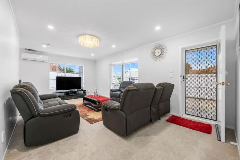 Photo of property in 14 Randwick Place, Randwick Park, Auckland, 2105