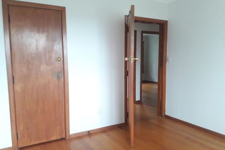 Photo of property in 1/6 Woodall Place, Totara Vale, Auckland, 0627