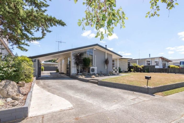 Photo of property in 15 Pinedale Parade, Milson, Palmerston North, 4414
