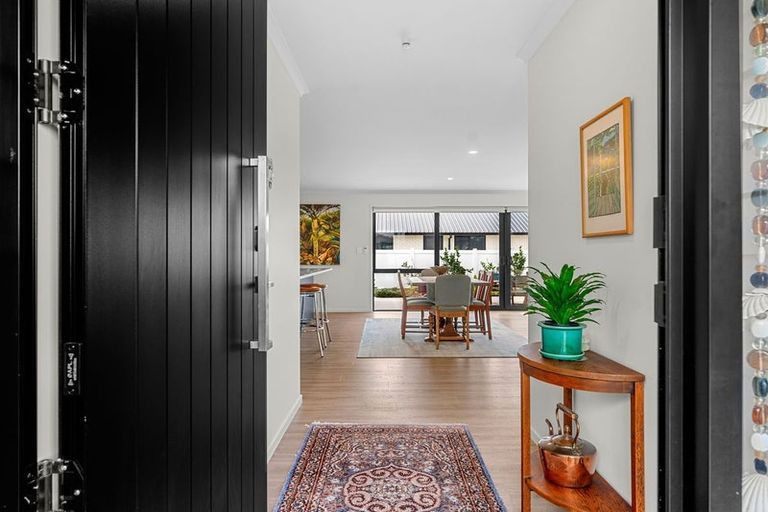 Photo of property in 98 Kaurinui Crescent, One Tree Point, 0118