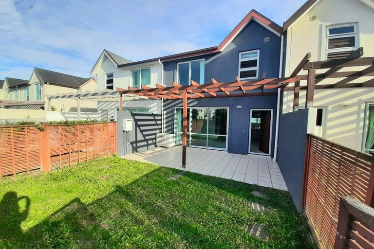 Photo of property in 9b Clearwater Cove, West Harbour, Auckland, 0618
