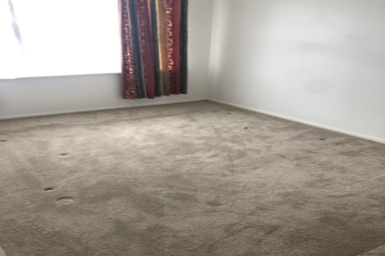 Photo of property in 100 Gossamer Drive, Pakuranga Heights, Auckland, 2010