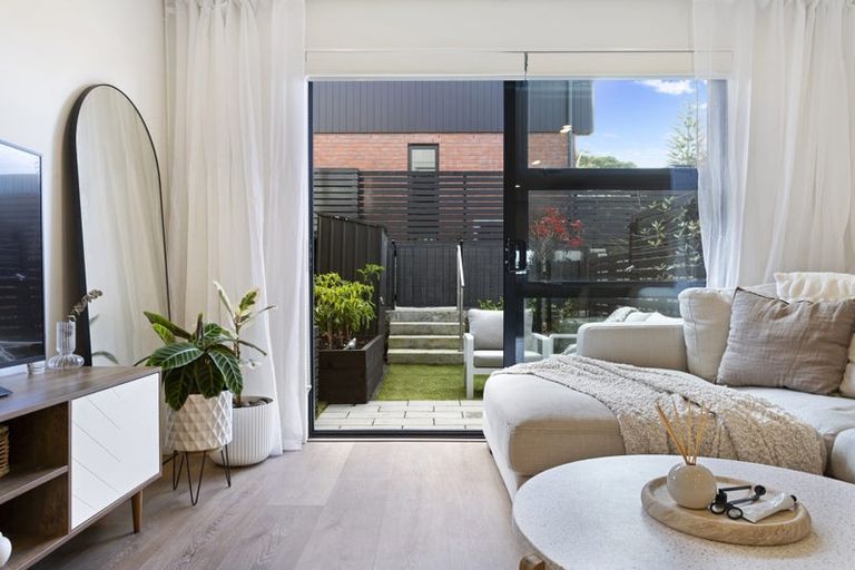 Photo of property in 22 Hoopers Road, Glen Eden, Auckland, 0602