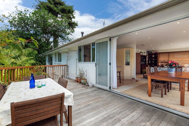 Photo of property in 10 Lyons Avenue, Murrays Bay, Auckland, 0630
