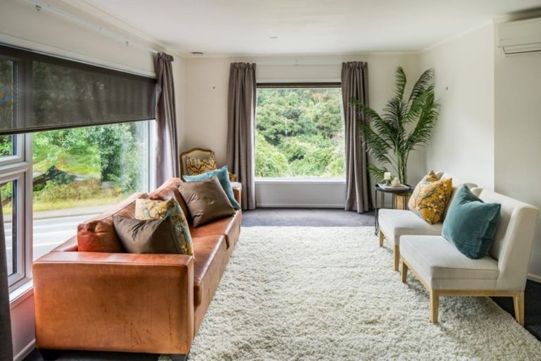 Photo of property in 52 Grays Road, Plimmerton, Porirua, 5026