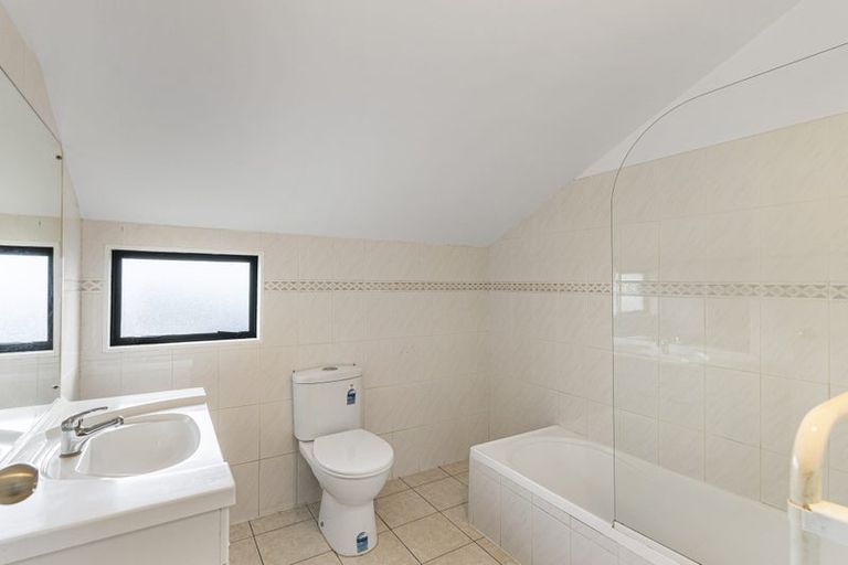 Photo of property in 2/14 Mossop Rise, Glenfield, Auckland, 0629