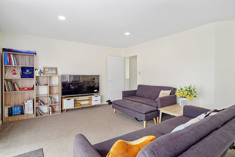 Photo of property in 2/23 Ludlow Terrace, Totara Vale, Auckland, 0627