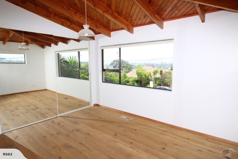 Photo of property in 2/162 East Coast Road, Forrest Hill, Auckland, 0620