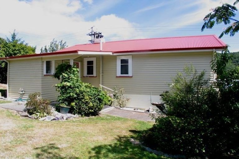 Photo of property in 118 Waikawa Road, Picton, 7220