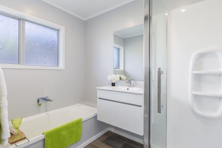 Photo of property in 1/12 Lydford Place, Glendene, Auckland, 0602