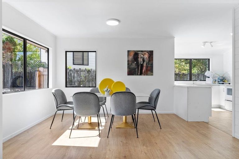 Photo of property in 2/7 Altair Place, Windsor Park, Auckland, 0632