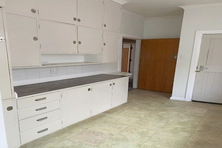 Photo of property in 17 Raroa Terrace, Tawa, Wellington, 5028