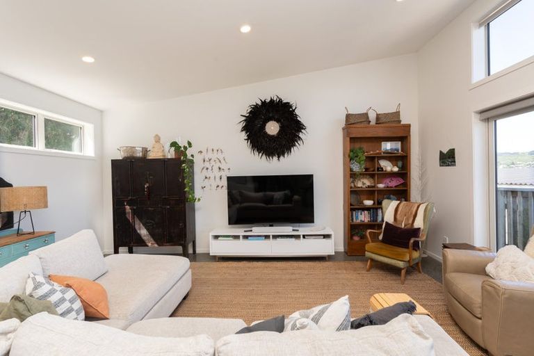 Photo of property in 16 Downes Street, Titahi Bay, Porirua, 5022