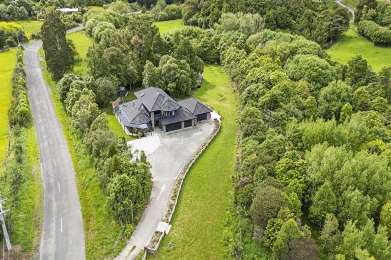 Photo of property in 402 Turitea Road, Turitea, Palmerston North, 4472