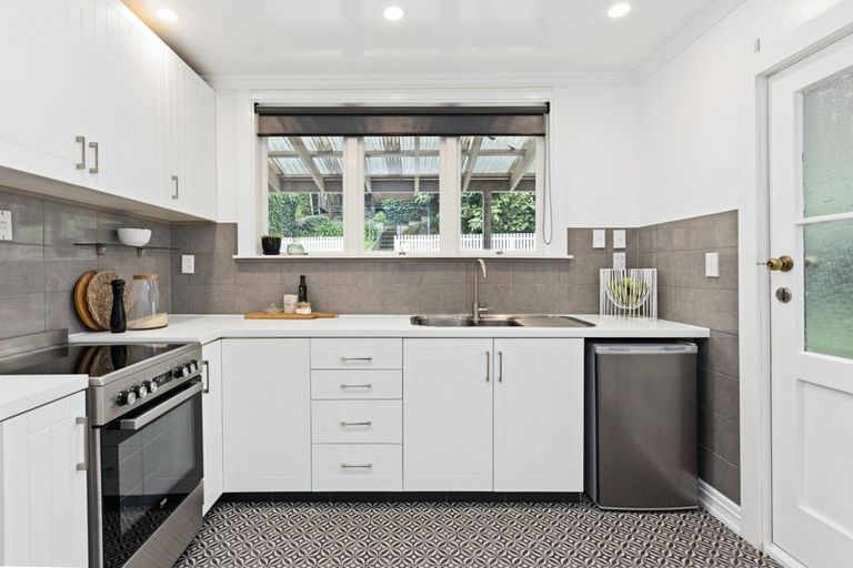 Photo of property in 12 Faraday Street, Hospital Hill, Napier, 4110