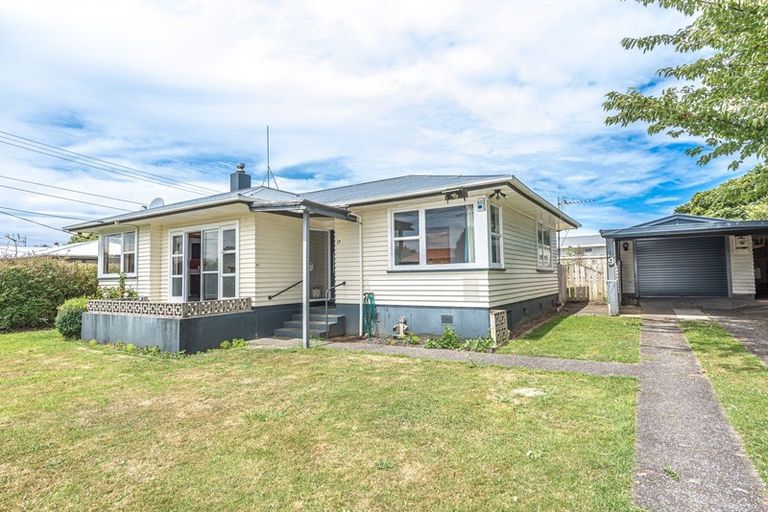 Photo of property in 19 Hussey Street, Waverley, 4510