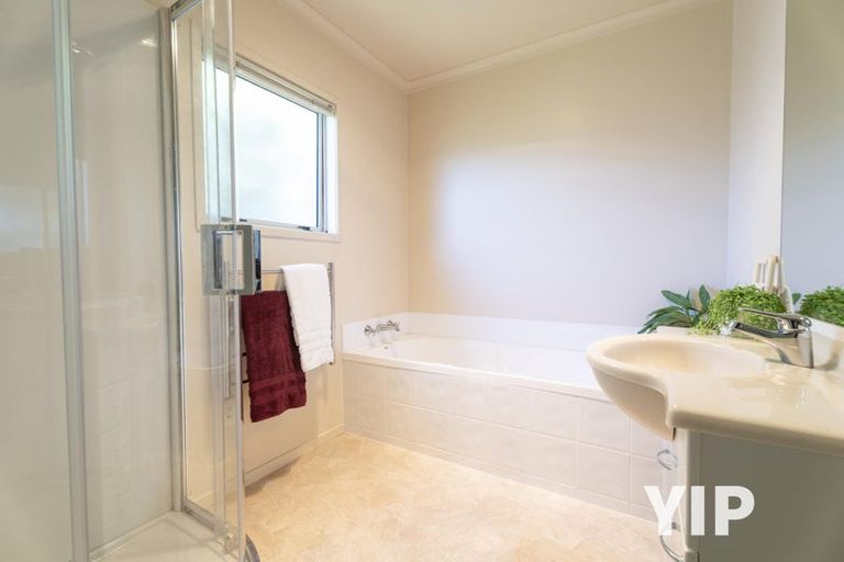 Photo of property in 16 Domett Street, Newlands, Wellington, 6037