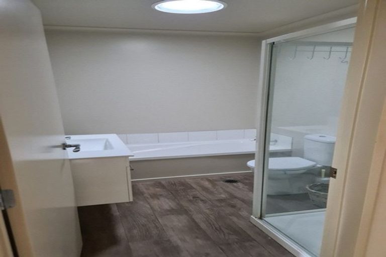 Photo of property in 24 Kuurae Crescent, Weymouth, Auckland, 2103