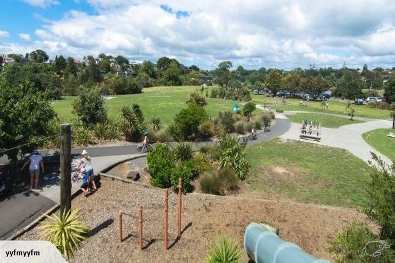 Photo of property in 1/41 Exmouth Road, Northcote, Auckland, 0627