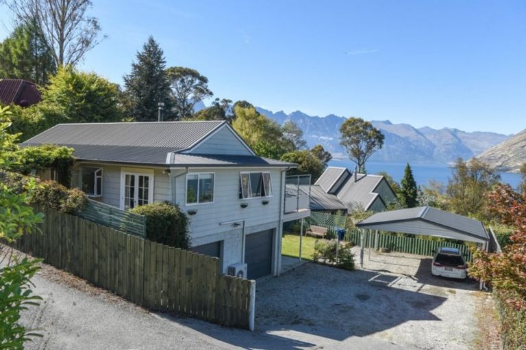 Photo of property in 2 Evergreen Place, Sunshine Bay, Queenstown, 9300