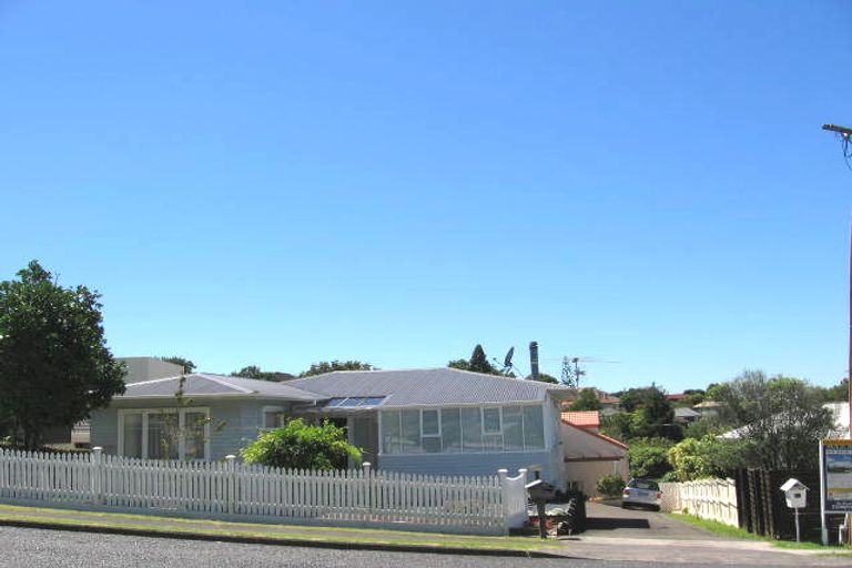 Photo of property in 2/1 Dallinghoe Crescent, Milford, Auckland, 0620