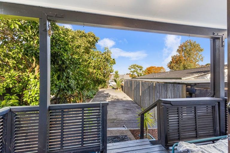 Photo of property in 1/6 Peterhouse Place, West Harbour, Auckland, 0618