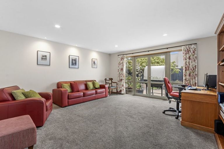 Photo of property in 33 Crofton Road, Harewood, Christchurch, 8051