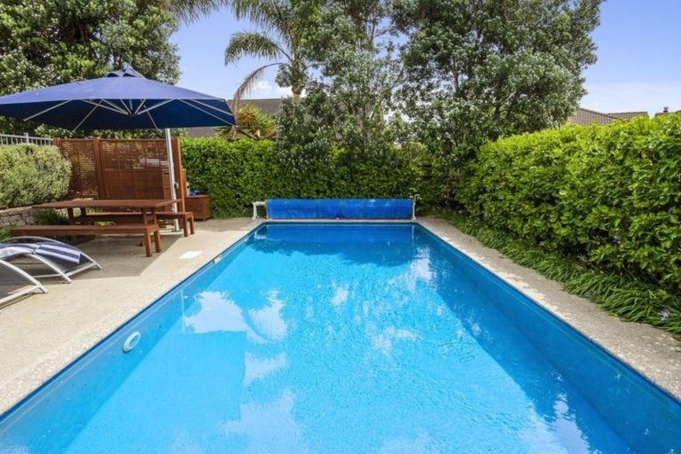 Photo of property in 17 Scarlet Oak Drive, Schnapper Rock, Auckland, 0632