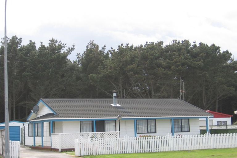 Photo of property in 23 Cousins Avenue East, Foxton Beach, Foxton, 4815
