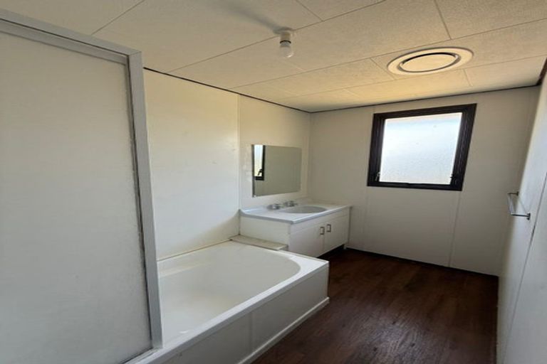 Photo of property in 2/76 Parrs Cross Road, Henderson, Auckland, 0612