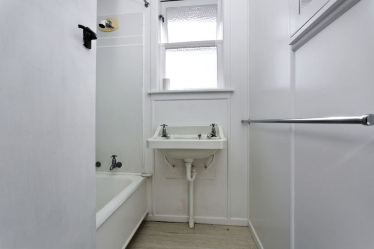 Photo of property in 50 Pupuke Road, Hillcrest, Auckland, 0627