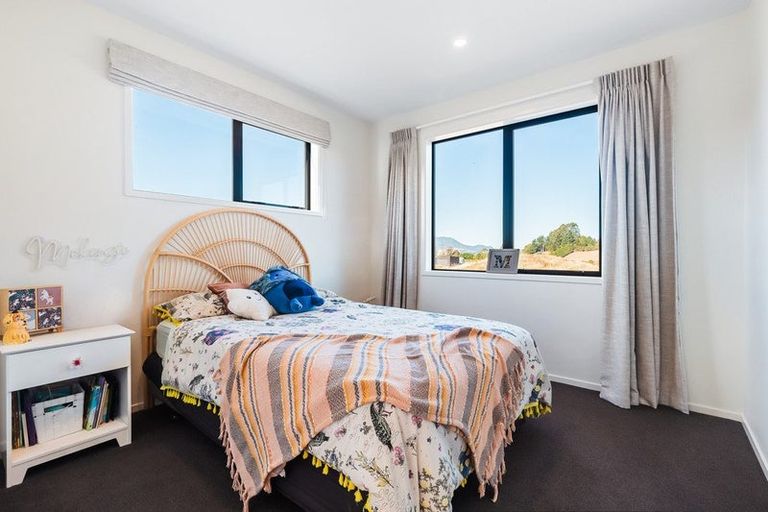 Photo of property in 2 Vickers Way, Acacia Bay, Taupo, 3385