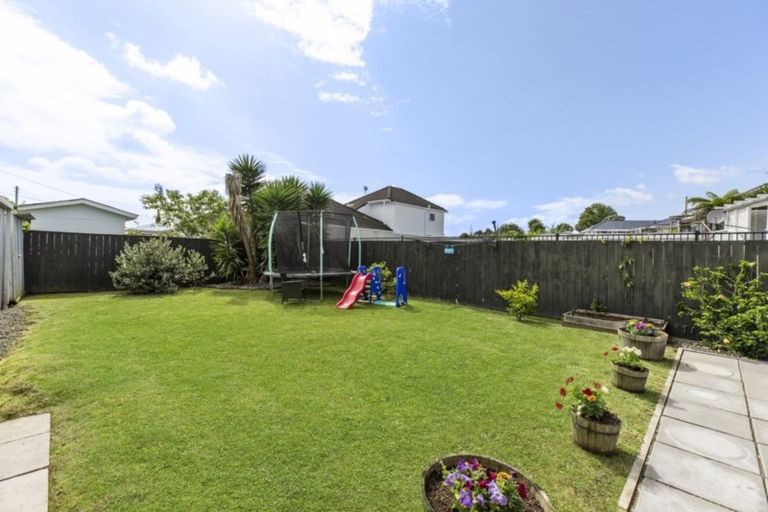 Photo of property in 2 Lynmore Drive, Hillpark, Auckland, 2102