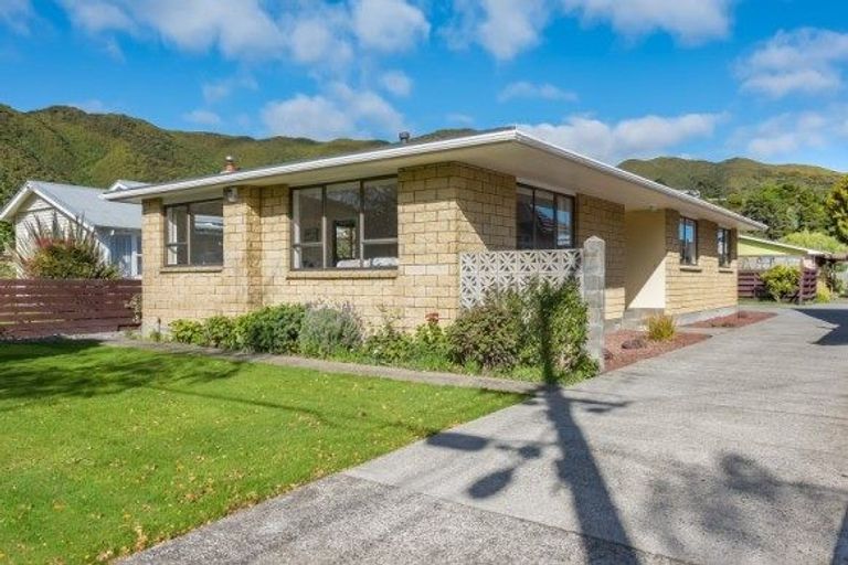 Photo of property in 18 Norton Park Avenue, Fairfield, Lower Hutt, 5011