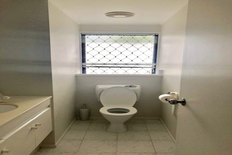 Photo of property in 20 Gillard Place, Eastern Beach, Auckland, 2012