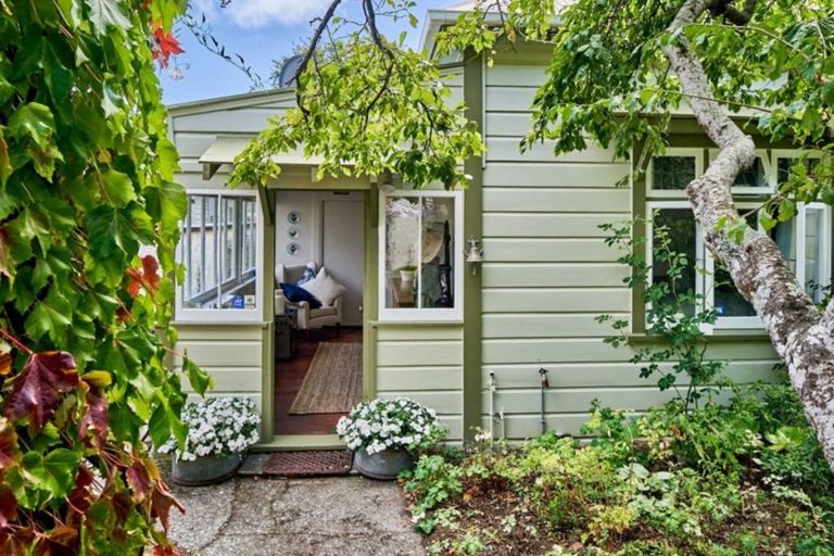 Photo of property in 17 Mahoe Street, Eastbourne, Lower Hutt, 5013