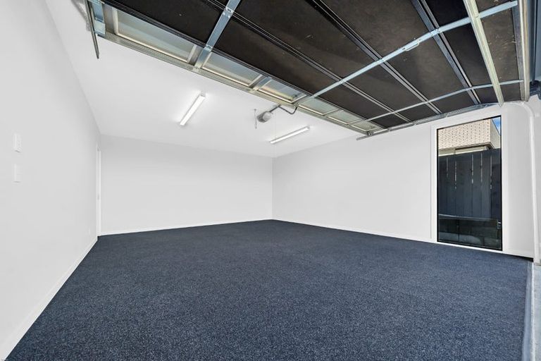 Photo of property in 28 Roxborough Place, East Tamaki Heights, Auckland, 2016