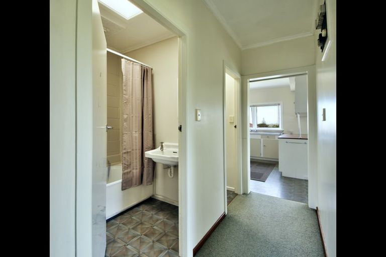 Photo of property in 121 Mcleod Road, Te Atatu South, Auckland, 0610